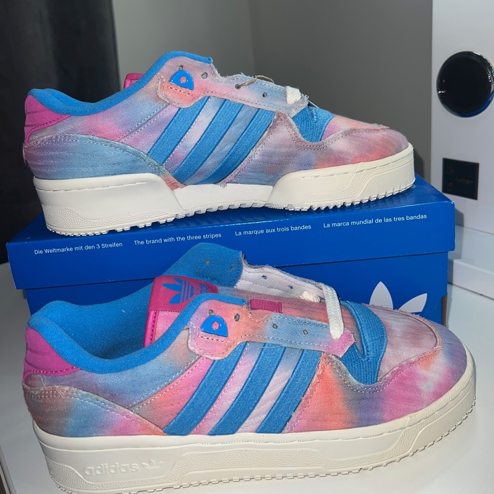 Men’s adidas rivalry low tr
